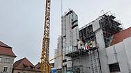 Das Ger&uuml;st am historischen Forchheimer Rathaus pr&auml;gt das Stadtbild seit Jahren. Nun k&ouml;nnte es bald verschwinden.