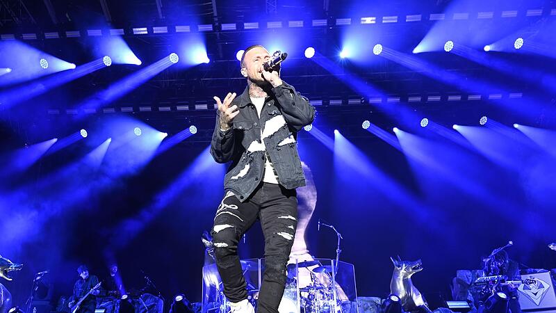 Kontra K beim Open Air auf dem Schlossplatz in Coburg: &bdquo;Lasst uns mehr Musik machen, lasst uns mehr eins sein!&ldquo;