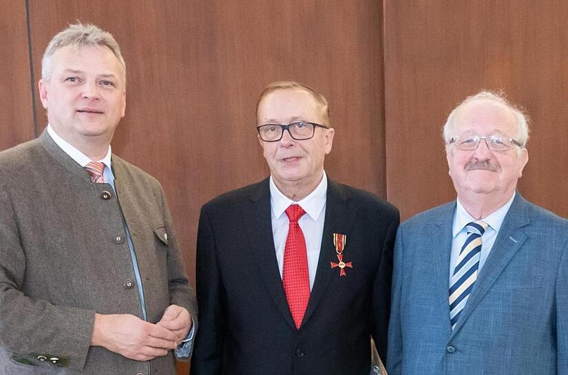 R&uuml;ckblick: Bei der Verdienstordens&uuml;bergabe 2019 (von links): Staatssekret&auml;r Roland Weigert, Hans Hablitzel, stv. Landrat Bernd Steger.