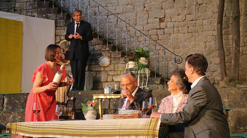 Aufführung der Theatergruppe Spectaculum von „Ein Käfig voller Narren“ von Jean Poiret auf der  Freilichtbühne von Schloss Saaleck.