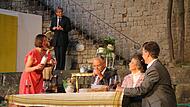 Aufführung der Theatergruppe Spectaculum von „Ein Käfig voller Narren“ von Jean Poiret auf der  Freilichtbühne von Schloss Saaleck.