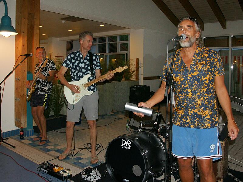 Die Jets feat. Jerry James machten in der Schwimmhalle Livemusik.