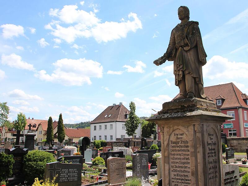 Kaspar Zeu&szlig;: Dieses Grabmal mit Skulptur ist einer der Blickf&auml;nge auf dem Kronacher Friedhof.