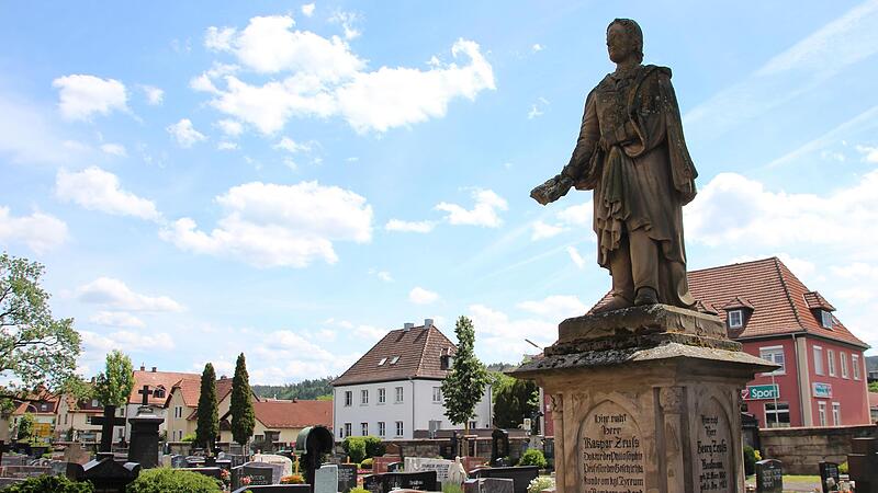 Kaspar Zeu&szlig;: Dieses Grabmal mit Skulptur ist einer der Blickf&auml;nge auf dem Kronacher Friedhof.
