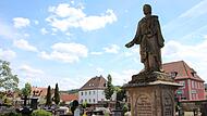 Kaspar Zeu&szlig;: Dieses Grabmal mit Skulptur ist einer der Blickf&auml;nge auf dem Kronacher Friedhof.