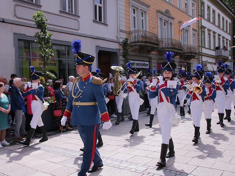 Matthias Zull (vorne), Leiter der Musikschule Bad Kissingen, f&uuml;hrte den Jugendmusikkorps an.