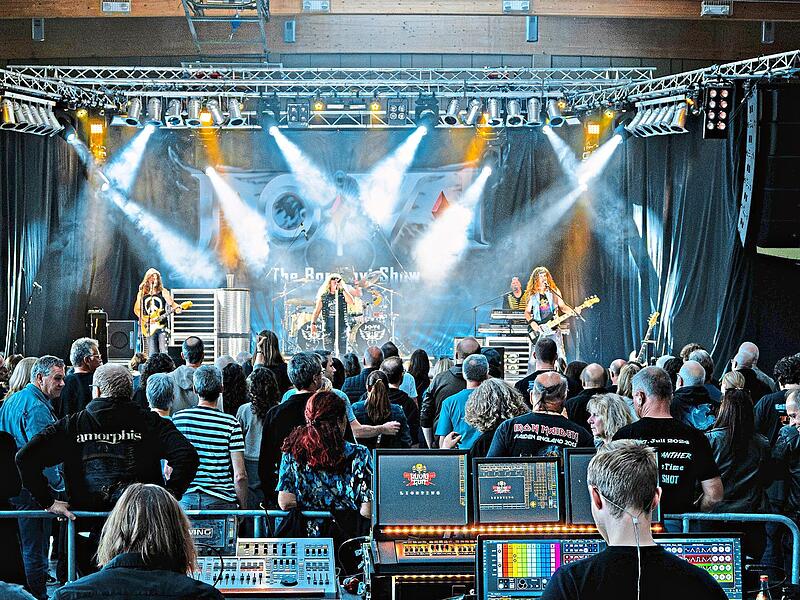 &bdquo;JOVI &ndash; The Bon Jovi Show&ldquo; brachte beim &bdquo;Hemmerleinhalle Revival 2.0&ldquo; den Sound und das Lebensgef&uuml;hl der 1980er-Jahre zur&uuml;ck nach Neunkirchen.Eberhard Schorr