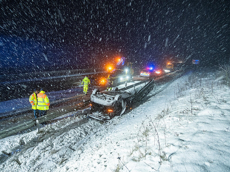 Winter h&auml;lt Einsatzkr&auml;fte auf Trab - zwei Verletze nach &Uuml;berschlag im dichten SchneetreibenUnfall A 73 zwischen Coburg und Eisfeld