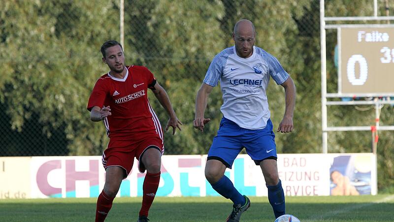 Der SV Walsdorf um Spielertrainer Maximilian Schug (r.) kehrte in der Kreisliga nach zwei sp&auml;ten Gegentoren mit einer 1:3-Niederlage vom FC R&ouml;bersdorf und Marco Barb (l.) zur&uuml;ck.