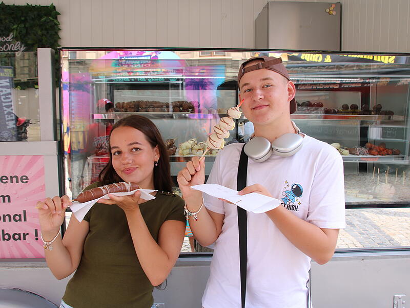Paulina und Oskar mögen es süß beim Streetfoodfestival 2024 in Bad Kissingen.