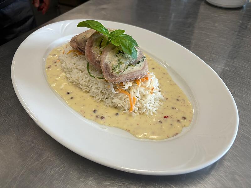 Die Karpfenroulade ist laut Frank Niebler aus Neuhaus/Aisch ein leichtes Gericht, das sich auch f&uuml;r hei&szlig;e Sp&auml;tsommertage eignet.