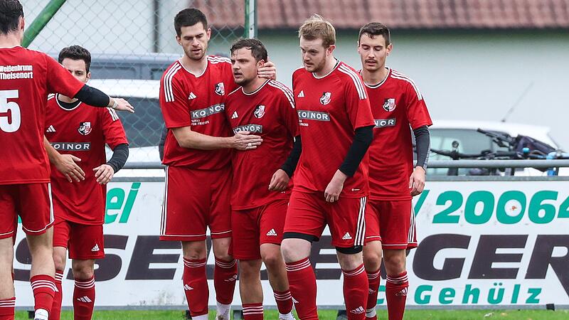 Die Wei&szlig;enbrunner feiern ihren Torsch&uuml;tzen Niklas Arm (2. v. l.) der am 14. Spieltag den Treffer zum Endstand von 1:3 bei der SG Reitsch/Gundelsdorf erzielt hatte.