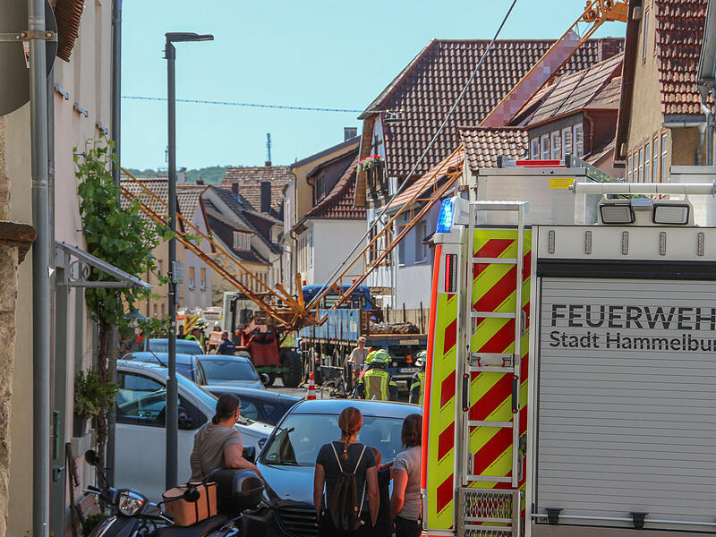 Am Freitagvormittag (29. Mai 2026) st&uuml;rzte in der Hammelburger Altstadt ein Baukran auf mehrere H&auml;user.