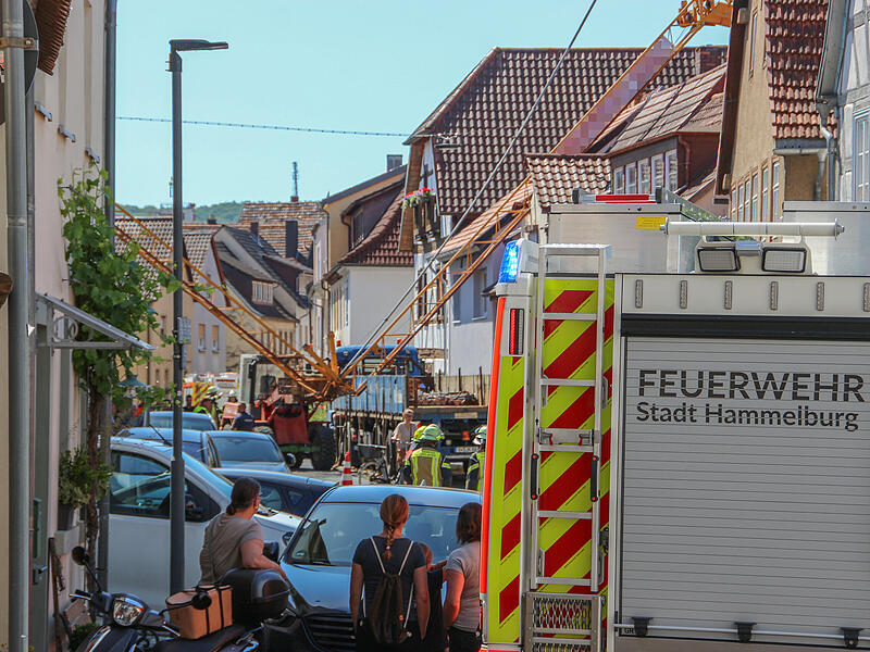 Am Freitagvormittag (29. Mai 2026) stürzte in der Hammelburger Altstadt ein Baukran auf mehrere Häuser. Am Freitagvormittag (29. Mai 2026) stürzte in der Hammelburger Altstadt ein Baukran auf mehrere Häuser.