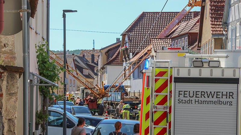 Am Freitagvormittag (29. Mai 2026) st&uuml;rzte in der Hammelburger Altstadt ein Baukran auf mehrere H&auml;user.