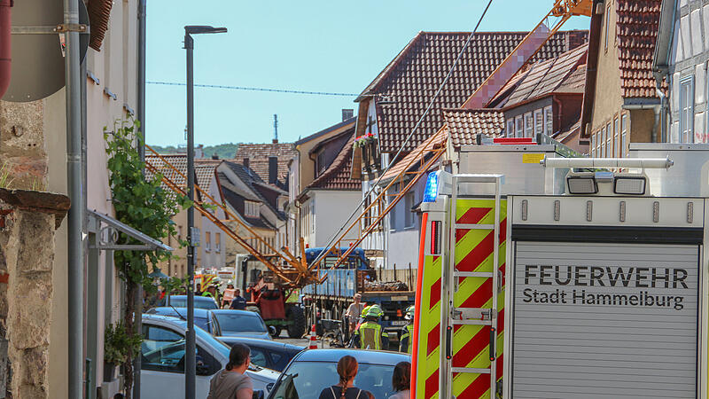 Am Freitagvormittag (29. Mai 2026) stürzte in der Hammelburger Altstadt ein Baukran auf mehrere Häuser. Am Freitagvormittag (29. Mai 2026) stürzte in der Hammelburger Altstadt ein Baukran auf mehrere Häuser.