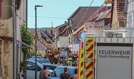 Am Freitagvormittag (29. Mai 2026) st&uuml;rzte in der Hammelburger Altstadt ein Baukran auf mehrere H&auml;user.
