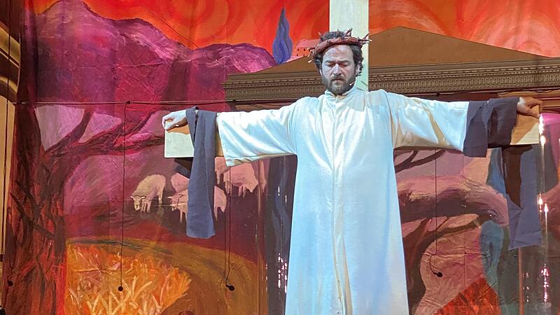 Szene aus dem Passionsmusical &bdquo;Es ist vollbracht&ldquo; in der Erl&ouml;serkirche von B ad Kissingen.