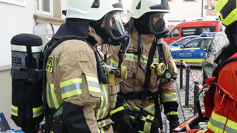 Die Feuerwehr r&uuml;ckte mit Atemschutz an.