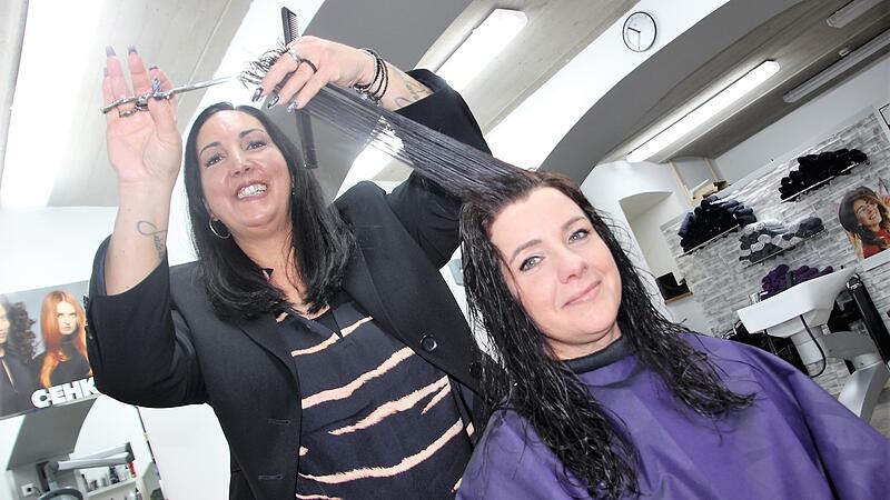 Da macht das Spitzenschneiden doppelt Freude: Tine Bilke sammelt die Haare, die sie Kundinnen wie Jennifer Kurtze abschneidet, für das Umwelt-Projekt "Hair help the Oceans". Da macht das Spitzenschneiden doppelt Freude: Tine Bilke sammelt die Haare, die sie Kundinnen wie Jennifer Kurtze abschneidet, für das Umwelt-Projekt "Hair help the Oceans".