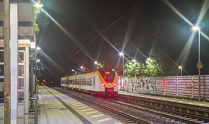 Nach Streit - Bahn-Sicherheitsmann st&uuml;rzt aus Zug