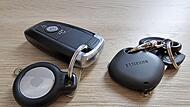 Zwei Schlüssel mit Smart Tags  – links mit einem AirTag von Apple, rechts mit einem SmartTag von Samsung.