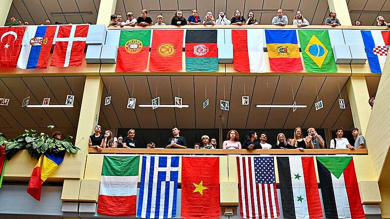 „Vielfalt erleben mit Herz und Verstand“: dafür stehen die Flaggen aus den Heimatländern der Schüler, die in der Karl-von-Linde-Realschule Kulmbach entrollt wurden. „Vielfalt erleben mit Herz und Verstand“: dafür stehen die Flaggen aus den Heimatländern der Schüler, die in der Karl-von-Linde-Realschule Kulmbach entrollt wurden.