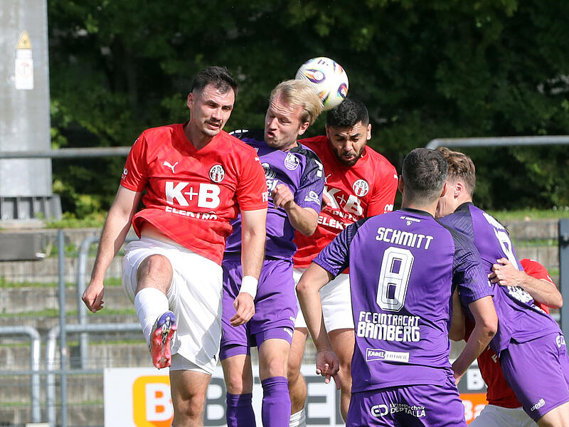 Nicht nur gef&uuml;hlt einen Kopf gr&ouml;&szlig;er: Lucas Chrubasik (links) und die Chamer setzten Marc Reischmanns FC Eintracht Bamberg 90 Minuten lang unter Druck.