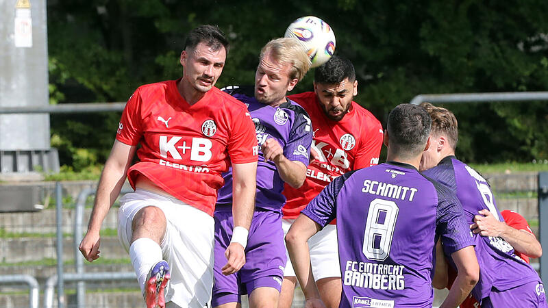 Nicht nur gef&uuml;hlt einen Kopf gr&ouml;&szlig;er: Lucas Chrubasik (links) und die Chamer setzten Marc Reischmanns FC Eintracht Bamberg 90 Minuten lang unter Druck.