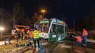 Streifenwagen kollidiert mit Stra&szlig;enbahn