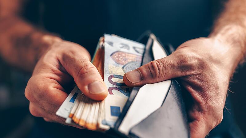 Nur Bares ist Wahres? Der Deutsche jedenfalls liebt Bargeld – das bestätigt auch die jüngste Umfrage im „Handelsblatt“: 69 Prozent der Befragten zahlen demnach am liebsten mit Schein und Münze. Nur Bares ist Wahres? Der Deutsche jedenfalls liebt Bargeld – das bestätigt auch die jüngste Umfrage im „Handelsblatt“: 69 Prozent der Befragten zahlen demnach am liebsten mit Schein und Münze.
