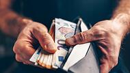 Nur Bares ist Wahres? Der Deutsche jedenfalls liebt Bargeld – das bestätigt auch die jüngste Umfrage im „Handelsblatt“: 69 Prozent der Befragten zahlen  demnach am liebsten mit Schein und Münze.