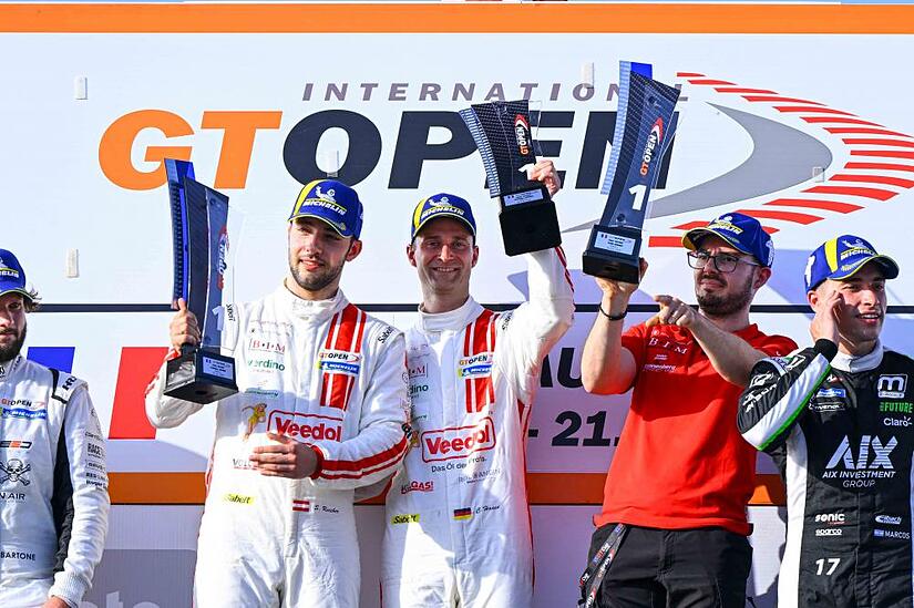Christopher Haase (Mitte) und Simon Reicher (links) feierten in Frankreich ihren dritten Saisonsieg in der GT-Open-Rennserie.