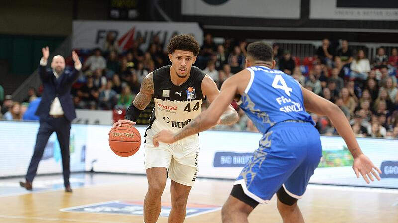 Sasha Grant  (links) feierte zum Saisonstart mit Bayreuth einen Sieg nach Verl&auml;ngerung gegen Frankfurt (rechts Jordan Samare).