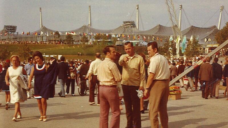 Der Kulmbacher Konrad Seehuber (links) besuchte am 31. August 1972 mit seinem Bruder Reinhold (rechts) und Schwager Jim Hurt (Mitte) die Olympischen Spielen in M&uuml;nchen. Dabei sah er auch den Gold-Sprung von Heide Rosendahl.