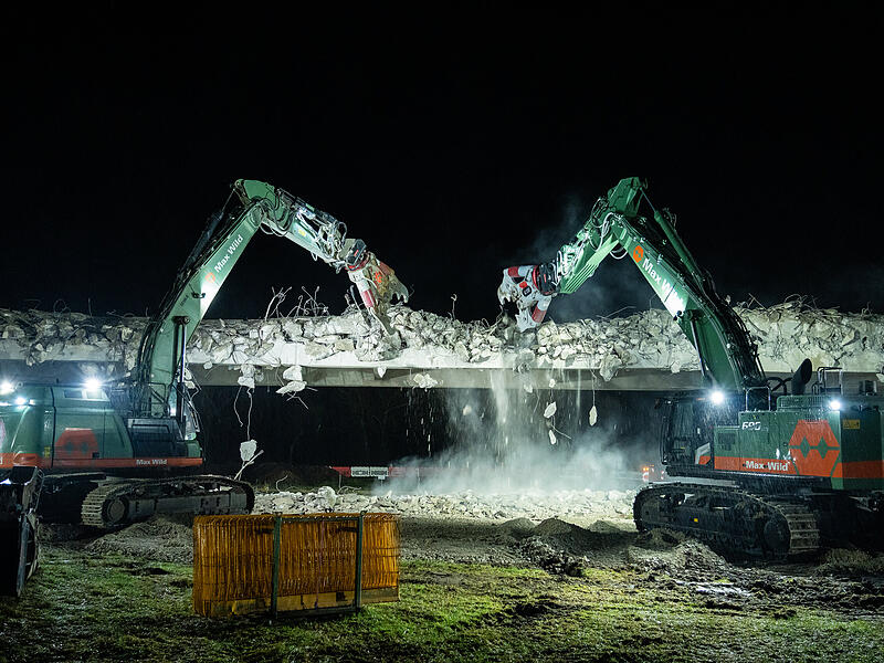 Brückenabriss in Bamberg: Instabiles Bauwerk binnen einer Nacht zerlegtAbriss B22- Brücke