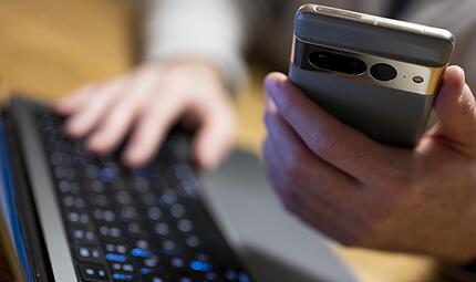 Wer keine Zeit hat, alle interessanten Texte sofort zu lesen, die er im Internet findet, kann sie auf eine Liste setzen. Ein Artikel, der am Smartphone gespeichert wurde, steht normalerweise sp&auml;ter auch am Computer zur Verf&uuml;gung.