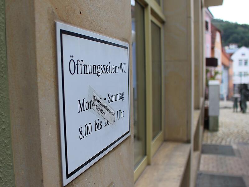 Am Rathaus ist die &ouml;ffentliche Toilette nur zu den &Ouml;ffnungszeiten der Stadtverwaltung ge&ouml;ffnet. Das soll zuk&uuml;nftig ge&auml;ndert werden.