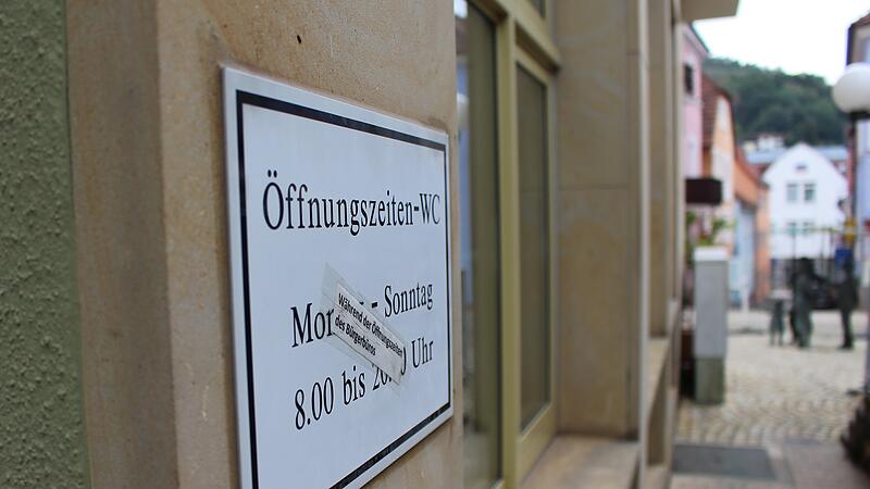 Am Rathaus ist die &ouml;ffentliche Toilette nur zu den &Ouml;ffnungszeiten der Stadtverwaltung ge&ouml;ffnet. Das soll zuk&uuml;nftig ge&auml;ndert werden.