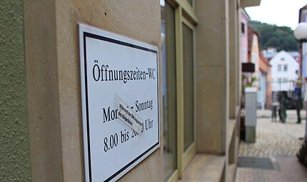 Am Rathaus ist die öffentliche Toilette nur zu den Öffnungszeiten der Stadtverwaltung geöffnet. Das soll zukünftig geändert werden. Am Rathaus ist die öffentliche Toilette nur zu den Öffnungszeiten der Stadtverwaltung geöffnet. Das soll zukünftig geändert werden.