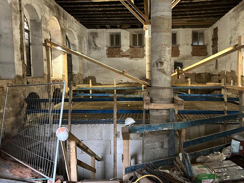 Rathaussanierung: Unter der Säule befinden sich die neuen WC-Anlagen. Doch es gibt einige statische Probleme.Forchheim & Fränkische Schweiz Rathaussanierung: Unter der Säule befinden sich die neuen WC-Anlagen. Doch es gibt einige statische Probleme.Forchheim & Fränkische Schweiz