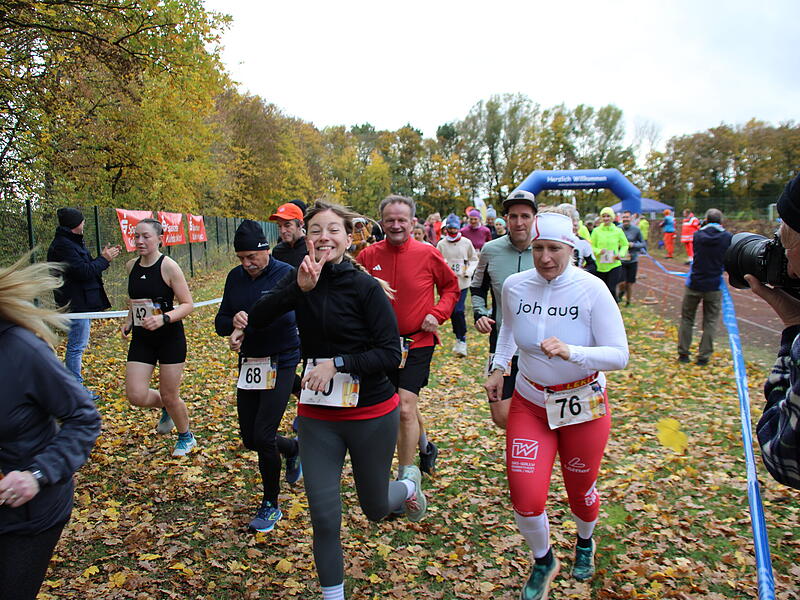 Trotz nasskaltem Herbstwetter lie&szlig;en sich die Sportler den Spa&szlig;  beim 38. Frankenwaldlauf der LG Ludwigschorgast nicht vermiesen.