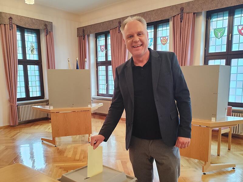 Christian H&ouml;fler gibt seine Stimme ab.