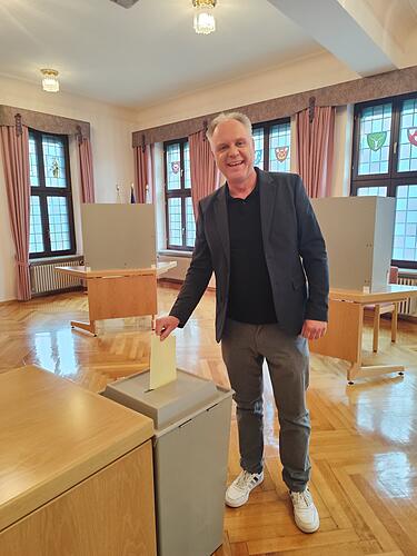 Christian H&ouml;fler gibt seine Stimme ab.