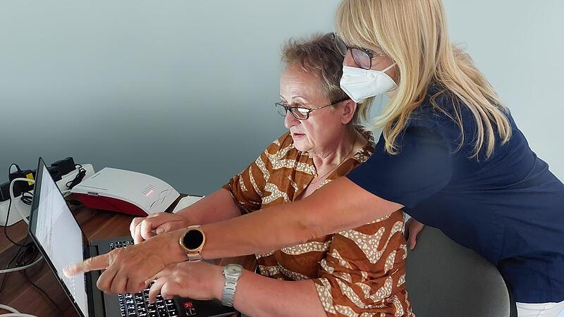Eva Maria M&uuml;ller (links) und Fabiola Maier unterwegs auf der Datenautobahn.