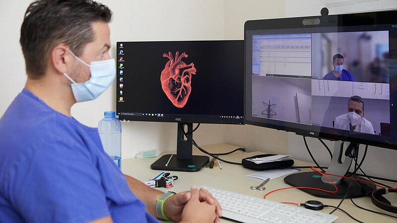 Dr. Axel Steinke,&nbsp;Oberarzt auf der Intensivstation des Uniklinikums W&uuml;rzburg, bei der digitalen Visite: Sein Patient liegt an diesem Nachmittag fast 20 Kilometer entfernt in der Klinik Kitzinger Land.
