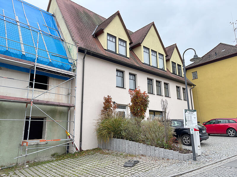 Die in diesem Gebäude untergebrachte Arztpraxis von Dr. Tilman Gothner am Marktplatz in Lonnerstadt ist bald Geschichte. Der Arzt hat die Schließung für Dezember angekündigt.