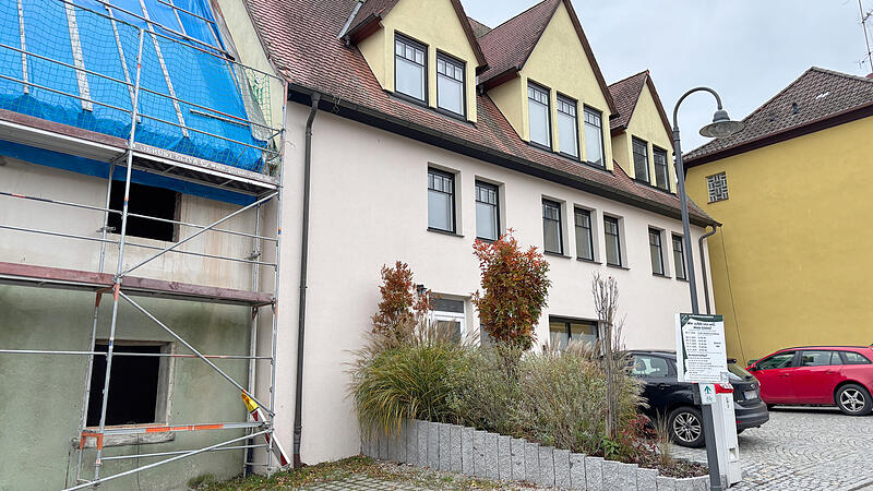 Die in diesem Gebäude untergebrachte Arztpraxis von Dr. Tilman Gothner am Marktplatz in Lonnerstadt ist bald Geschichte. Der Arzt hat die Schließung für Dezember angekündigt.