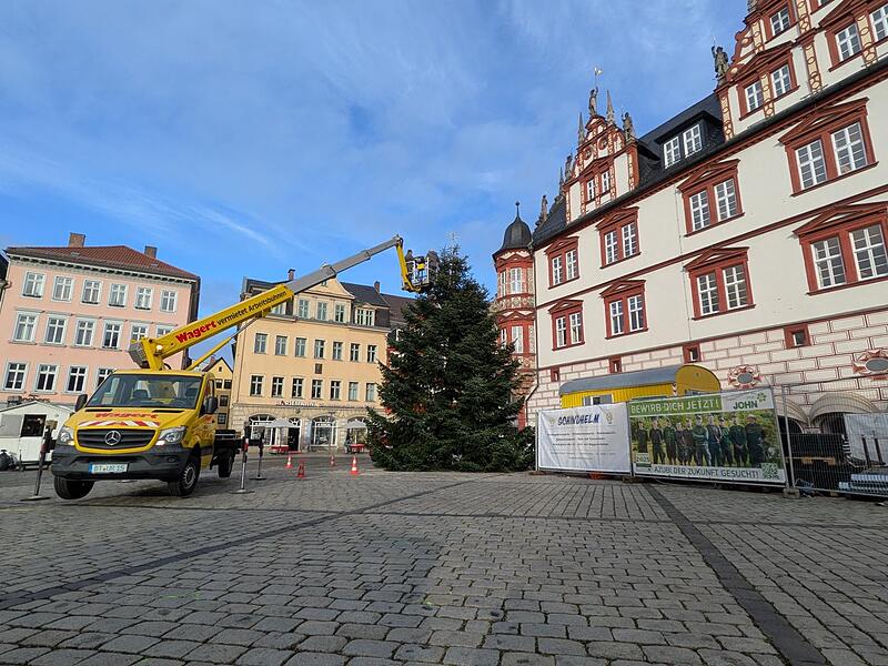 Im Lauf des Montags werden noch Lichter und Co. angebracht.