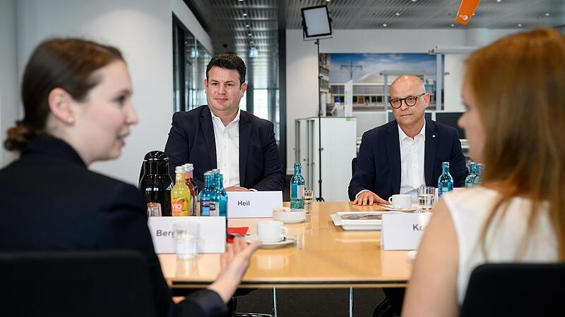 Bundesarbeitsminister Hubertus Heil (links, SPD) und Martin Seiler, Personalvorstand der Deutschen Bahn, unterhalten sich in der DB-Jobberatung in Berlin mit der geflüchteten Tetyana Kononenko (rechts) und Übersetzerin Olga Berger.